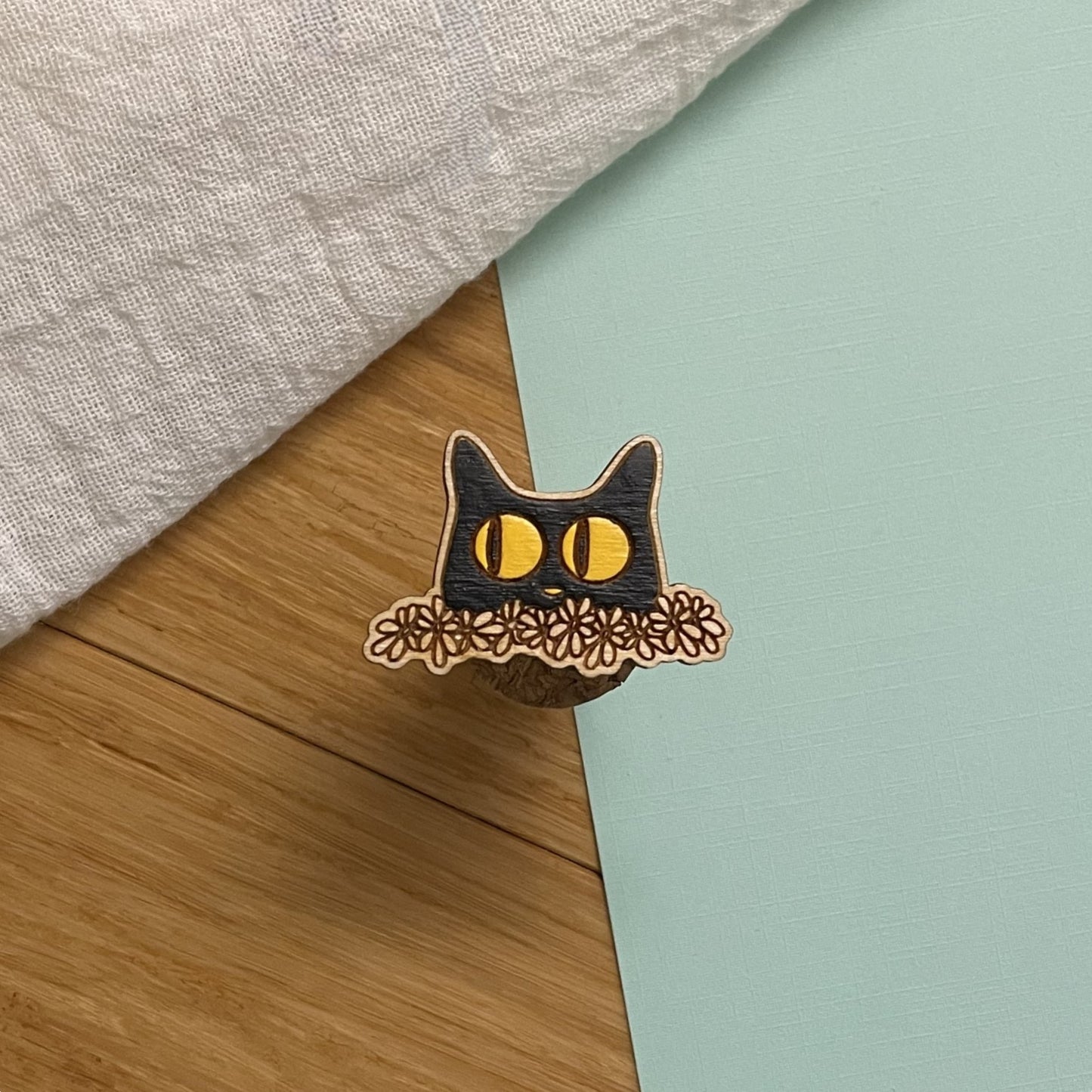 Wooden Pin -Kitty In Daisies